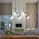 Pendente Vertex Preto Com Globos Brancos Foscos Para 5 Lâmpad