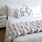 Peseira Trançada Nó Escandinavo 2,50x0,50m Queen  Cinza Claro