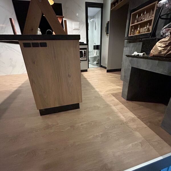 Piso Vinílico Em Régua Liverpool (2mm X 18,7cm X 122,7cm - 1m