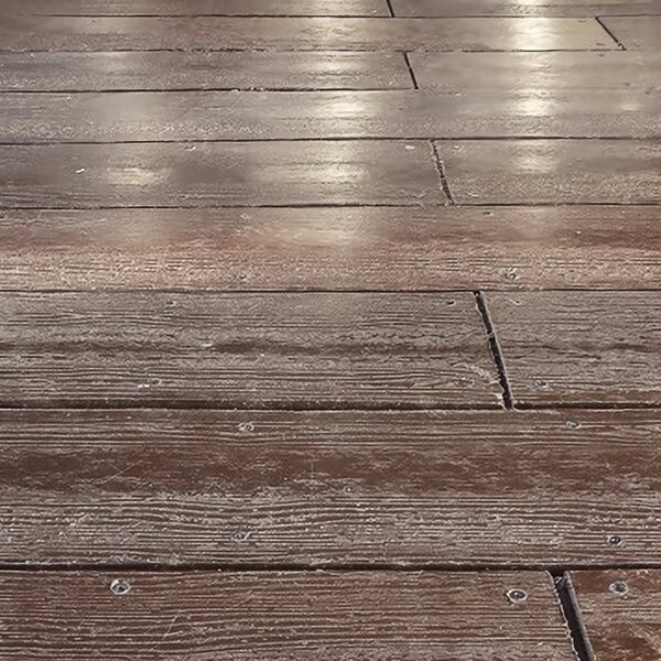 Piscina com Deck: Chão feito com tábuas de madeira com aparência antiga