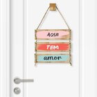 Placa Decorativa Aqui Tem Amor Com Corda Sisal - 40x25cm