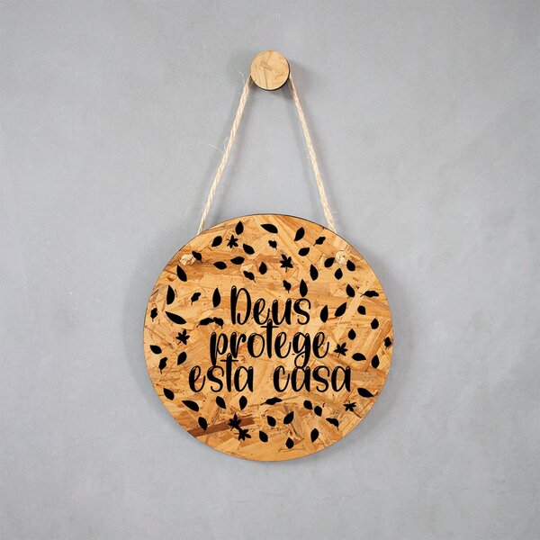 Placa Decorativa Osb Com Corda Sisal Deus Protege Esta Casa -