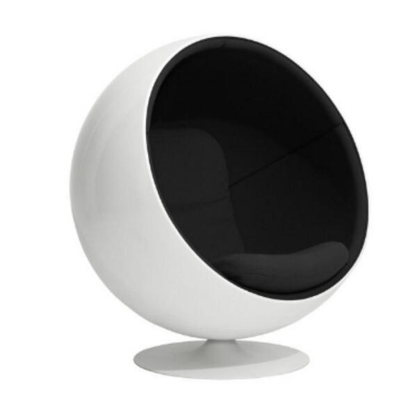 Poltrona Ball Chair Branca Revestida Em Tecido Sued Preto