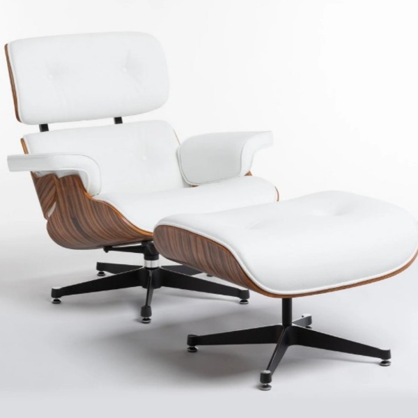 Poltrona Charles Eames Com Puff Em Couro Natural Cor Branco -