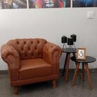 Poltrona Chesterfield Duque Couro Caramelo Capitonê