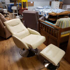 Poltrona Confort Felice Em Courissimo Creme Base Cromada Com