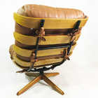 Poltrona Costela Cor Canela Base Madeira Giratória - Poltrona