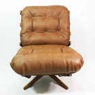 Poltrona Costela Cor Canela Base Madeira Giratória - Poltrona