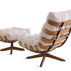 Poltrona Costela Tradicional Com Puff Linho Nude Base Madeira