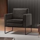 Poltrona Decorativa Base Preta Couro Preto Mel