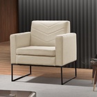 Poltrona Decorativa Base Preta Veludo Bege Claro Mel