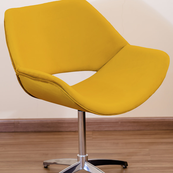 Poltrona Decorativa Vazada Pé Giratório De Alumínio Amarelo