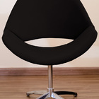 Poltrona Decorativa Vazada Pé Giratório De Alumínio Preto