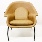 Poltrona Decorativa Womb Chair Com Puff Cor Caramelo Pés Pret