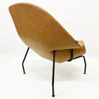 Poltrona Decorativa Womb Chair Com Puff Cor Caramelo Pés Pret