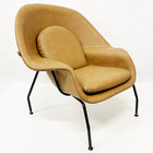 Poltrona Decorativa Womb Chair Com Puff Cor Caramelo Pés Pret