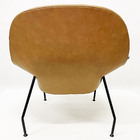 Poltrona Decorativa Womb Chair Com Puff Cor Caramelo Pés Pret