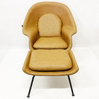 Poltrona Decorativa Womb Chair Com Puff Cor Caramelo Pés Pret