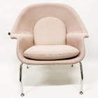 Poltrona Decorativa Womb Chair Linho Cor Rosé Base Cromada