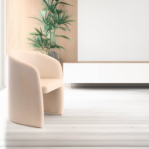 Poltrona Estofada Compacta Com Encosto Curvado Formando Os Br