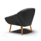 Poltrona Giovana Veludo Preto Pés Palito Castanho