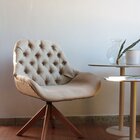 Poltrona Giratória Linho Base Em Madeira Serena Bege