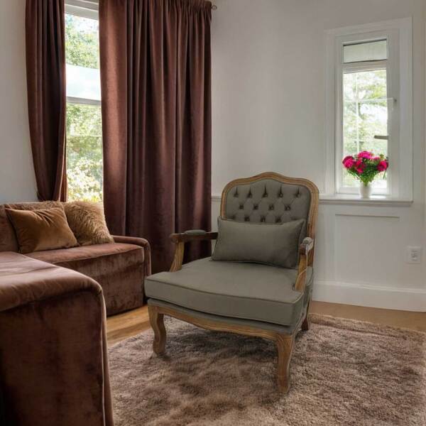 Poltrona King Clássica Capitonê Verniz Imbuia E Veludo Textur