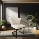 Poltrona Vitória Veludo Bege Matelassê Base Metálica Industri