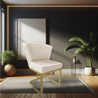 Poltrona Vitória Veludo Bege Matelassê Base Metálica Industri