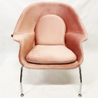 Poltrona Womb Chair Com Puff Veludo Rose Envelhecido - Poltro