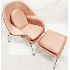 Poltrona Womb Chair Com Puff Veludo Rose Envelhecido - Poltro