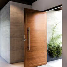 Porta De Alumínio Pivotante Lambri 215x105cm Com Puxador De 8