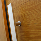 Porta Lambril de Giro Alumínio Amadeirada com Fechadura Multiponto 2,15x1,20m Lado Esquerdo Linha Sociale 3A Alumínio