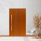 Porta de Giro Pivotante Ripada 1 Folha Alumínio Pintado Amadeirado Lado Esquerdo 2,10x1,20m Linha Palace Líder