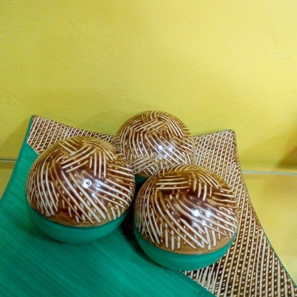 Prato Decorativo C/bola Em Cerâmica  Verde C/ Marrom