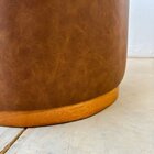 Puff Barcelona Decorativo Com Couro E Base Madeira Caramelo