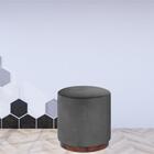 Puff Barcelona Decorativo Veludo Cinza Chumbo E Base Madeira