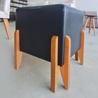 Puff Caio Decorativo Com Couro Preto E Pés Em Madeira