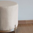 Puff Compacto Estofado Linho Base De Metal - Vibe Bege/dourado
