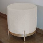 Puff Compacto Estofado Linho Base De Metal - Vibe Bege/dourado