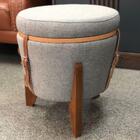 Puff Decorativo Berlim Linho Chumbo Com Pés Em Madeira