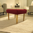 Puff Decorativo Para Sala Charme Suede Vermelho Pé Castanho -
