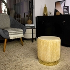 Puff Decorativo Redondo Tati Veludo Bege Com Base Dourada 38
