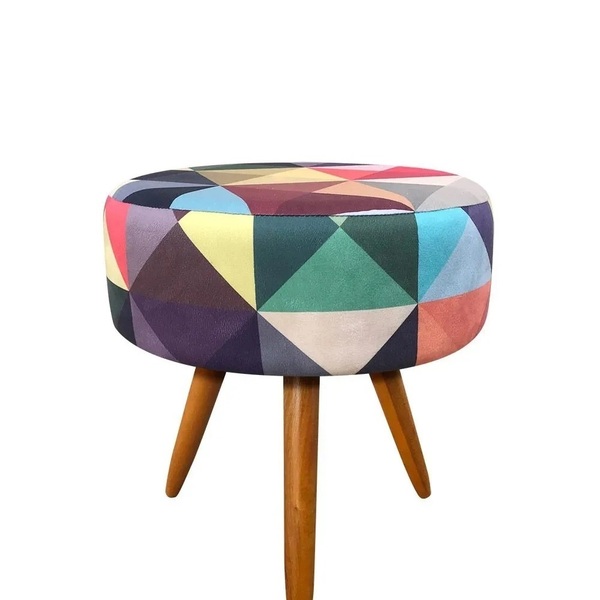 Puff Decorativo Yasmin Redondo Com Pés De Madeira Tecido Triâ