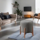 Puff Estofado Decorativo Para Sala Redondo Madrid Veludo Cinza