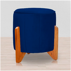 Puff Jade Suede Azul Marinho Pés De Madeira - Vallisa Decor