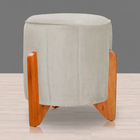 Puff Jade Suede Bege Pés De Madeira - Vallisa Decor