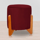 Puff Jade Suede Bordo Pés De Madeira - Vallisa Decor