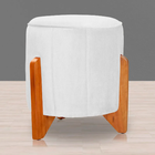 Puff Jade Suede Branco Pés De Madeira - Vallisa Decor