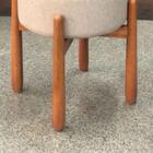 Puff Luxo Decorativo Tecido Linho Bege E Pés Madeira